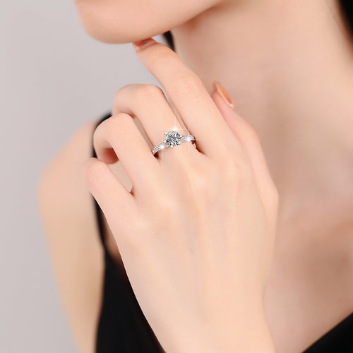 Anillo femenino de plata con piedra brillante.